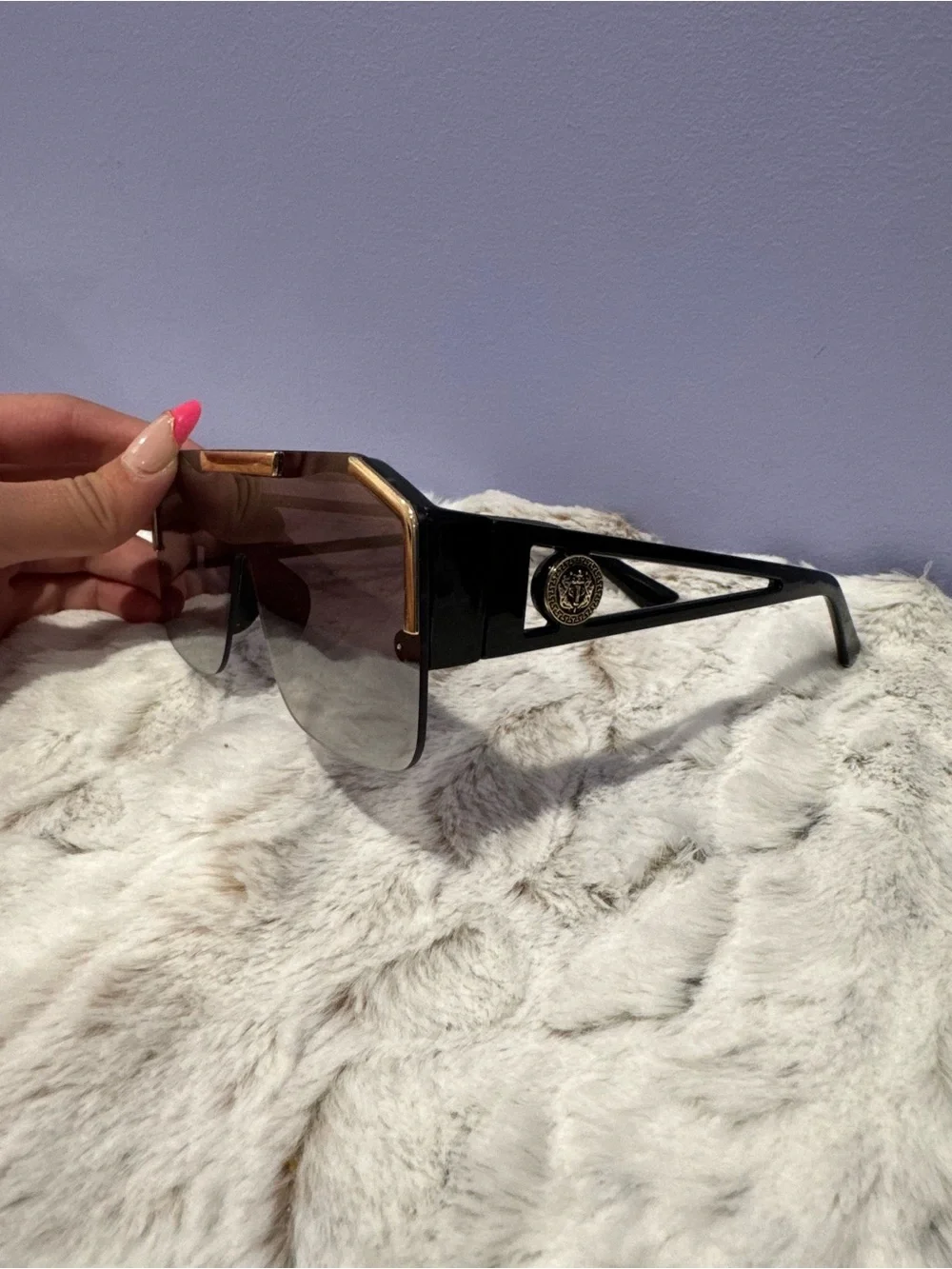Women's Oversized Shield Sunglasses with Gold Accents - Black